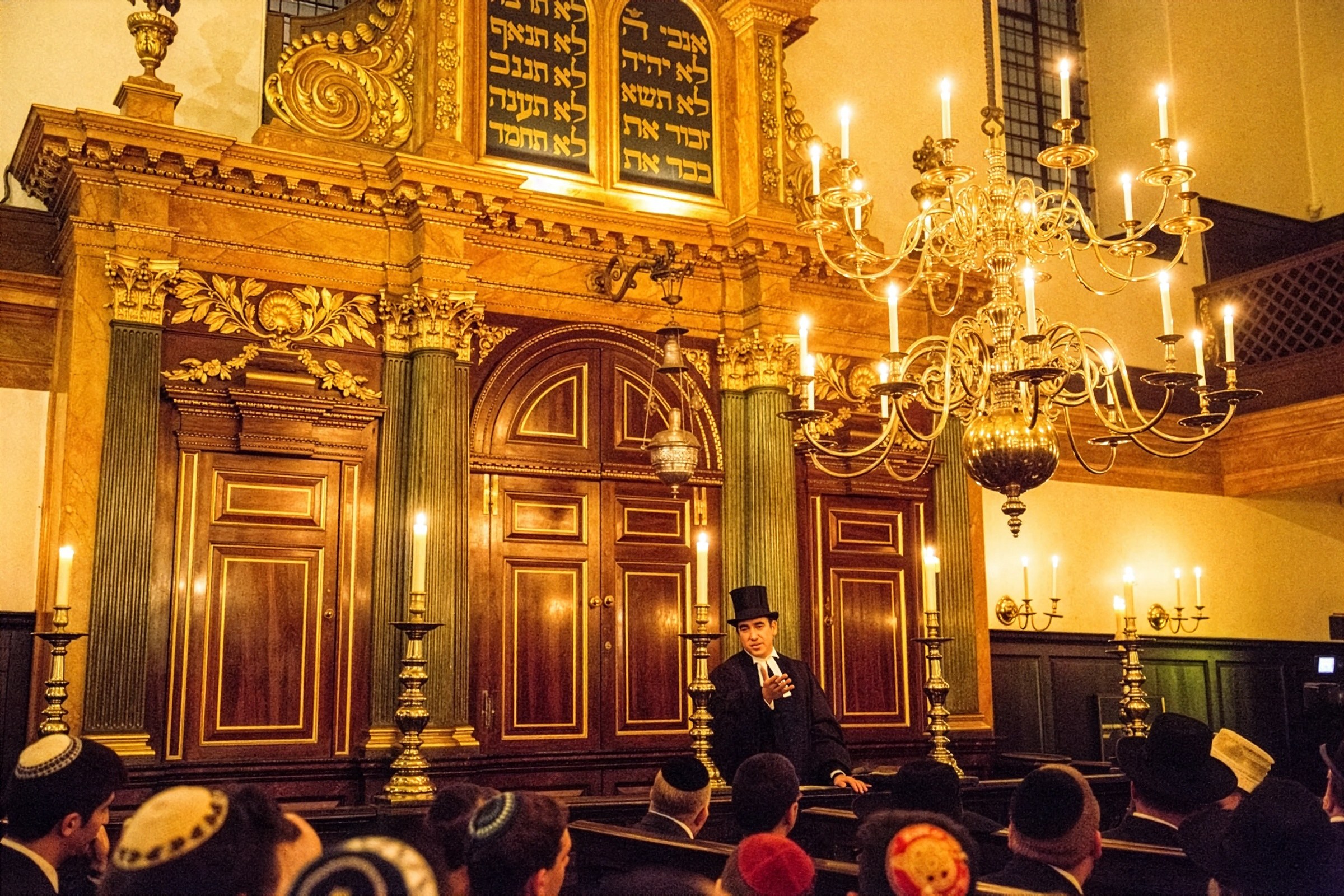 Bevis Marks Synagogue, modern interior.